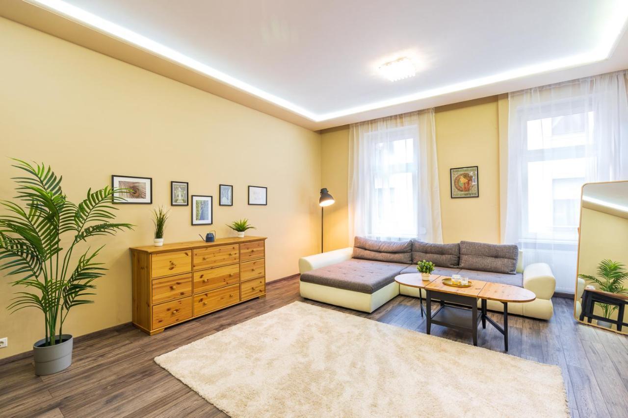 Апартаменти Vibrant And Spacious Downtown Flat *