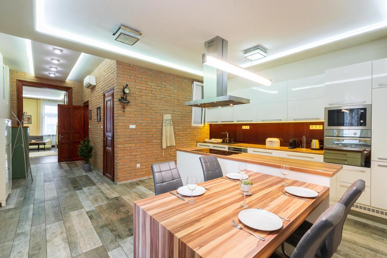 Апартаменти Vibrant And Spacious Downtown Flat